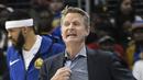 Ekspresi pelatih Warriors, Steve Kerr saat memimpin timnya melawan Atlanta Hawks pada laga NBA basketball game  di Philips Arena, Atlanta, (2/3/2018). Warriors menang 114-109. (AP/John Amis)