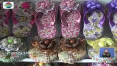 Dibantu anaknya, seorang ibu di Sidoarjo memproduksi kreasi rumahan berupa kerajinan sandal jepit hias. Karya pernah dijual ke luar negeri dan beromzet hingga Rp 10 juta per bulan.