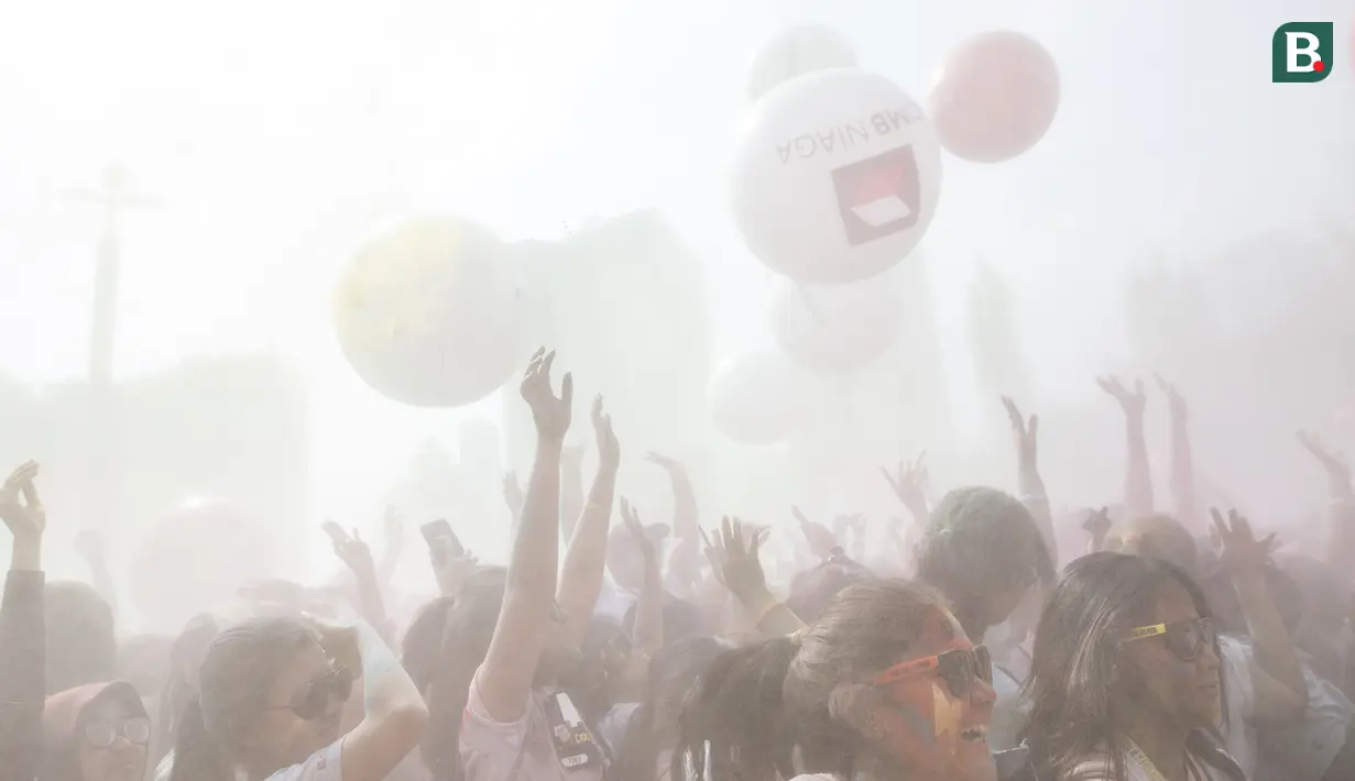 Para peserta bergembira saat mengikuti ajang CIMB Niaga Color Run di Senayan, Jakarta Selatan, Minggu (16/9/2018). Sebanyak 13.000 peserta ambil bagian pada ajang lari sejauh lima kilometer. (Bola.com/Vitalis Trisna)
