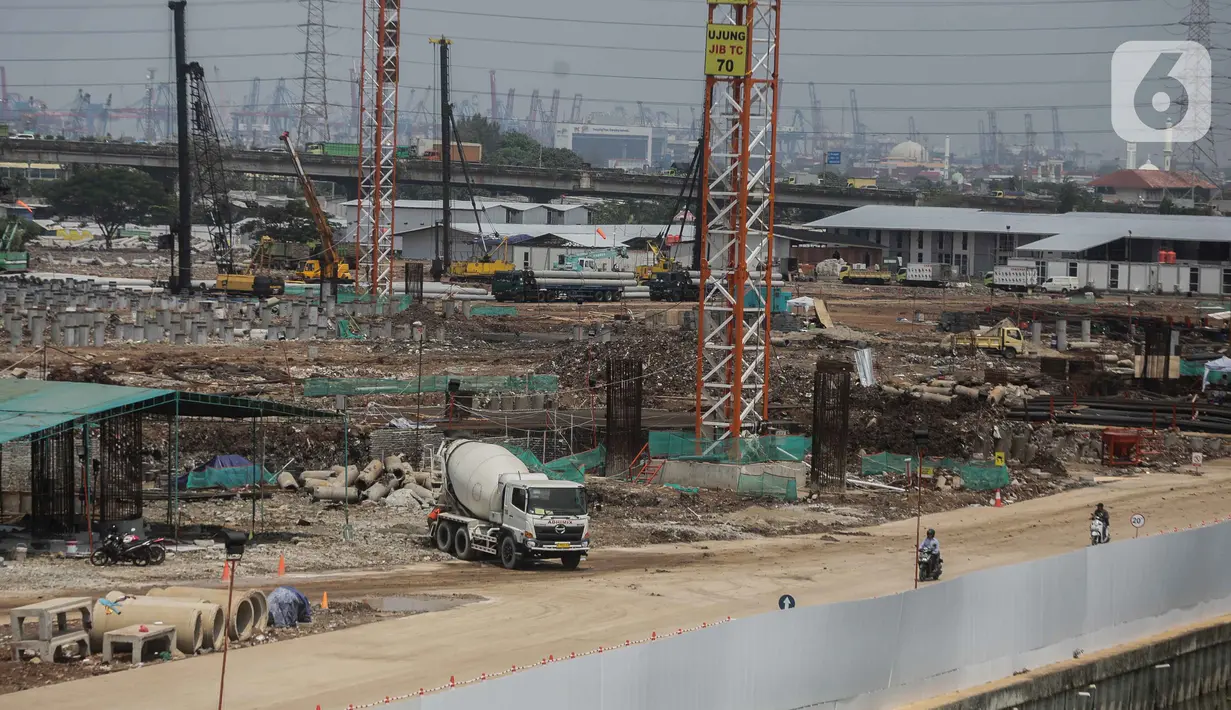 Suasana proyek pembangunan Jakarta International Stadium (JIS) atau Stadion BMW di kawasan Papanggo, Tanjung Priok, Jakarta, Senin (2/12/2019). Pembangunan proyek Stadion BMW telah mencapai tahap pemasangan tiang pancang di struktur bawah yang ditarget selesai akhir 2019. (Liputan6.com/Faizal Fanani