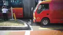 Terbelahnya sambungan gandeng bus transjakarta tersebut dikarenakan baut yang patah diakibatkan jalan di jalur khusus busway berlubang, Jakarta, Kamis (7/8/14). (Liputan6.com/Faizal Fanani)
