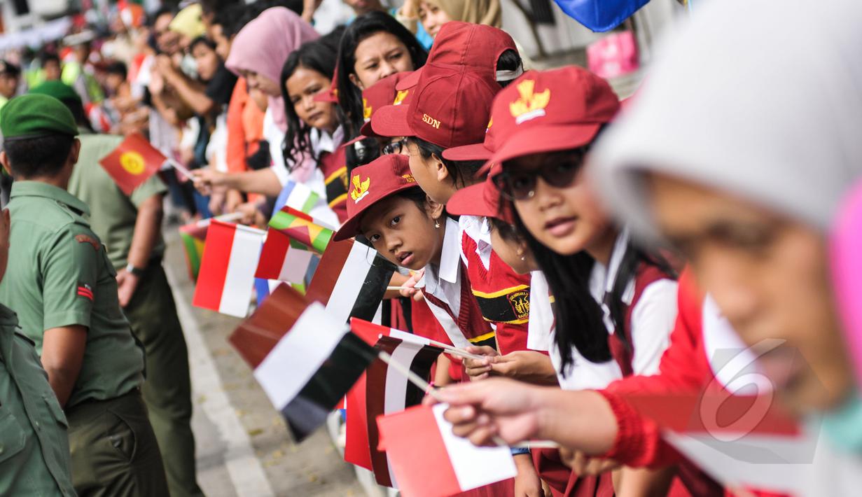 Warga dan pelajar menyambut rombongan Para kepala Negara dan delegasi dari Asia dan Afrika mengikuti 'Historical Walk' dalam rangkaian Peringatan KAA ke-60, di Bandung, Jumat (24/4/2015). (Liputan6.com/Faizal Fanani)