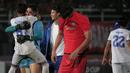 Penjaga gawang Arema FC, Adilson Maringa meluapkan kegembiraannya usai timnya meraih gelar juara Piala Presiden 2022 di Stadion Segiri, Samaringa, Minggu (17/7/2022). (Bola.com/Ikhwan Yanuar)