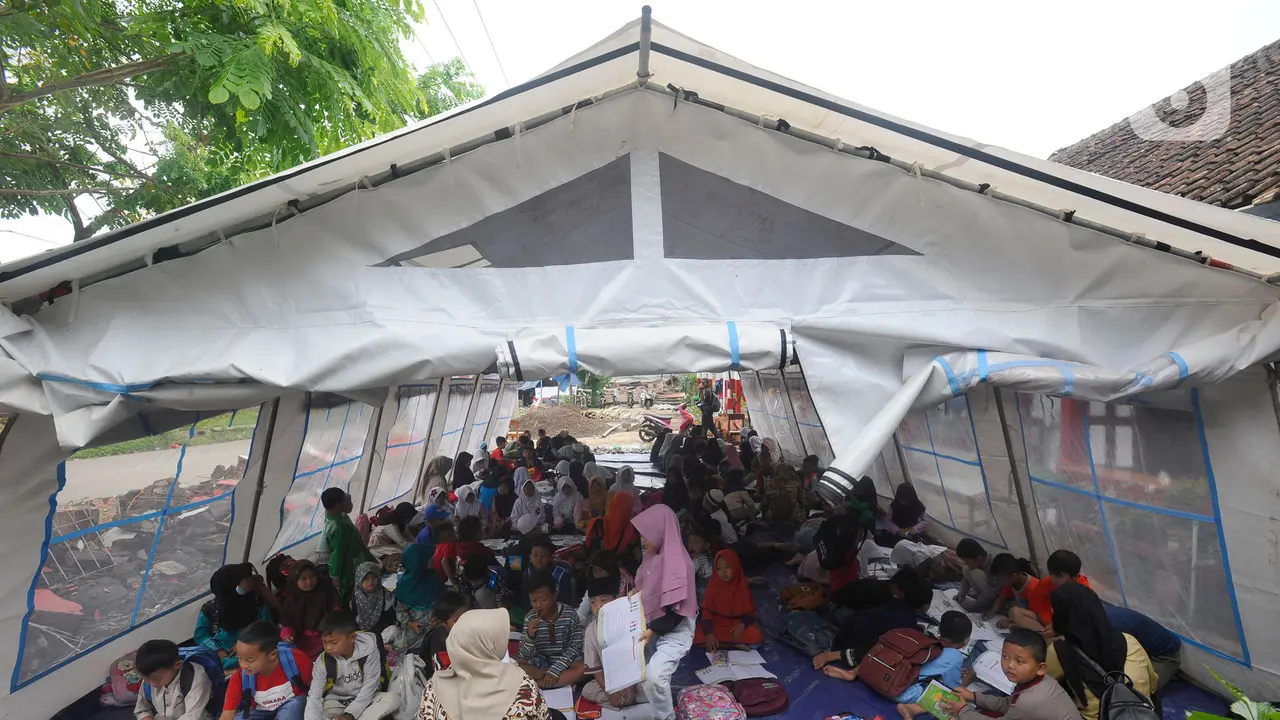 Sebulan Lebih Pascagempa, Anak-Anak Masih Belajar dalam Tenda