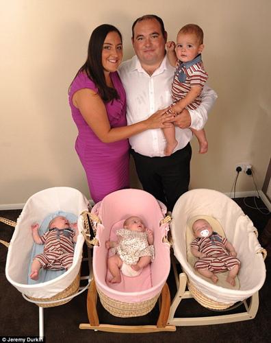 Sarah, Ben, dan keempat bayi mereka.