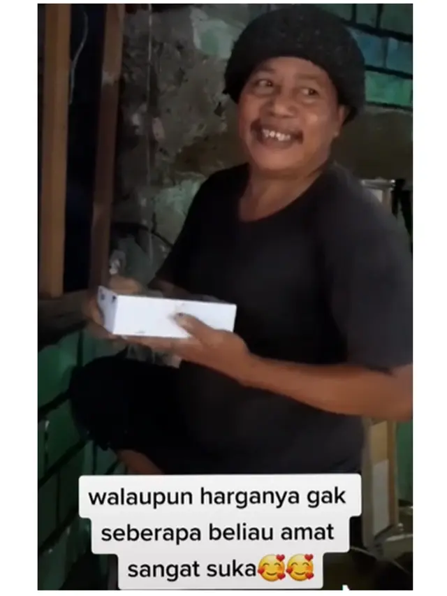 Wanita Ini Bahagia Beri Kado HP ke Ayah Tiri, Videonya Bikin Terharu