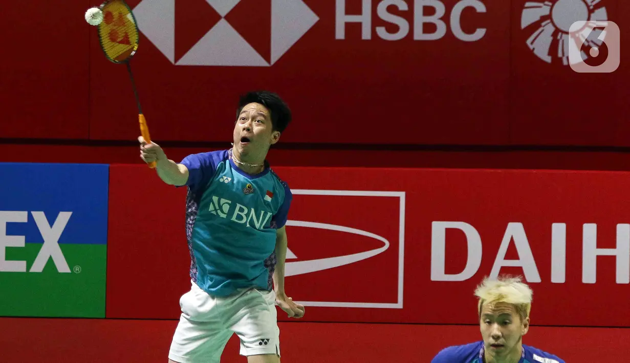 Pebulu tangkis ganda putra Indonesia Kevin Sanjaya/Marcus Gideon saat melawan pebulu tangkis ganda putra China Liu Yu Chen/Ou Xuan Yi pada babak 16 besar turnamen Daihatsu Indonesia Masters 2023 di Istora Senayan, Jakarta, Kamis (26/1/2023). The Minions gagal lolos ke babak selanjutnya karena memutuskan untuk mundur atau retired pada set ketiga akibat cedera yang dialami Marcus Gideon saat ganda China unggul dengan skor 19 - 21, 21-8, dan 11-6. (Liputa6.com/Herman Zakharia)