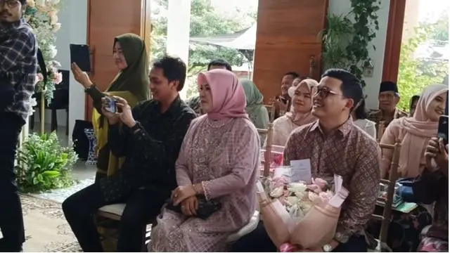 7 Potret Indah Permatasari di Lamaran Sang Adik, Interaksi dengan Ibunda Disorot