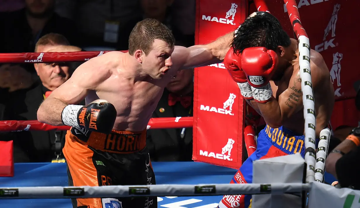 Petinju Filipina, Manny Pacquiao, berusaha melindungi mukanya saat diserang oleh Jeff Horn di Stadion Suncorp, Brisbane, Australia, Minggu (2/7/2017). Jeff Horn berhasil merebut sabuk juara kelas welter versi WBO dari tangan Pacquiao. (EPA/Dan Peled)