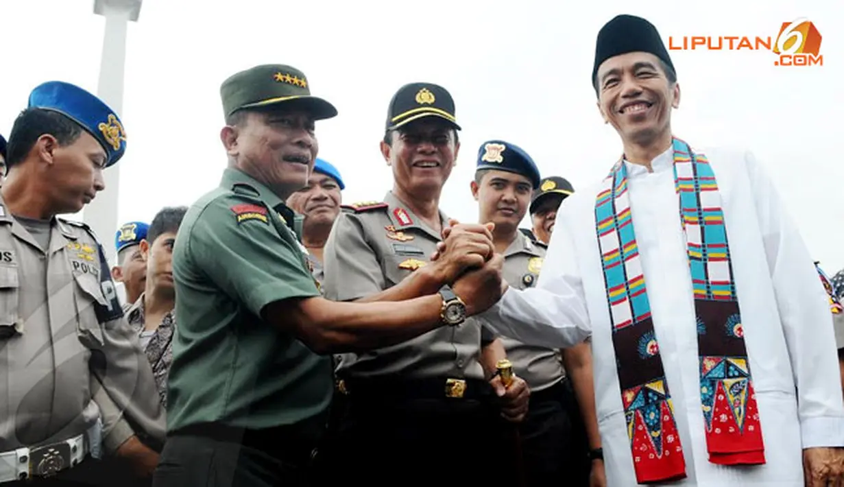 Usai menggelar Apel, Kapolri, Jokowi, dan Panglima TNI Jenderal Moeldoko melakukan salam komando (Liputan6.com/Herman Zakharia)