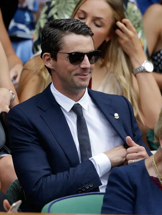 Aktor Matthew Goode tersenyum ketika dia duduk sebelum menyaksikan hari ke delapa Kejuaraan Tenis Wimbledon 2019 di Royal Box di Centre Court di London (9/7/2019). (AP Photo/Kirsty Wigglesworth)