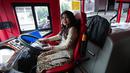 Seorang pramudi bus tingkat wisata TransJakarta mengenakan kebaya saat mengendarai bus tersebut di Jakarta, Jumat (21/4). Dalam rangka Hari Kartini, semua pramudi perempuan bus pariwisata dan Transjakarta mengenakan kebaya. (Liputan6.com/Faizal Fanani)