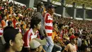 Ribuan The Jakmania saat menyaksikan laga terakhir Persija di Liga 1 di Stadion Patriot, Bekasi, Minggu (12/11/2017). Persija menang 2-1 atas Bhayangkara FC. (Bola.com/ M Iqbal Ichsan)