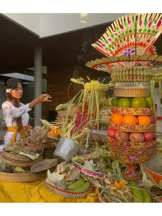 7 Momen Shanty Paredes Jalani Upacara Melaspas untuk Rumah Barunya di Bali