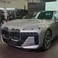 BMW 735i resmi diluncurkan di fasilitas perakitan PT Gaya Motor yang berlokasi di Sunter, Jakarta Utara, Selasa (6/6/2023).