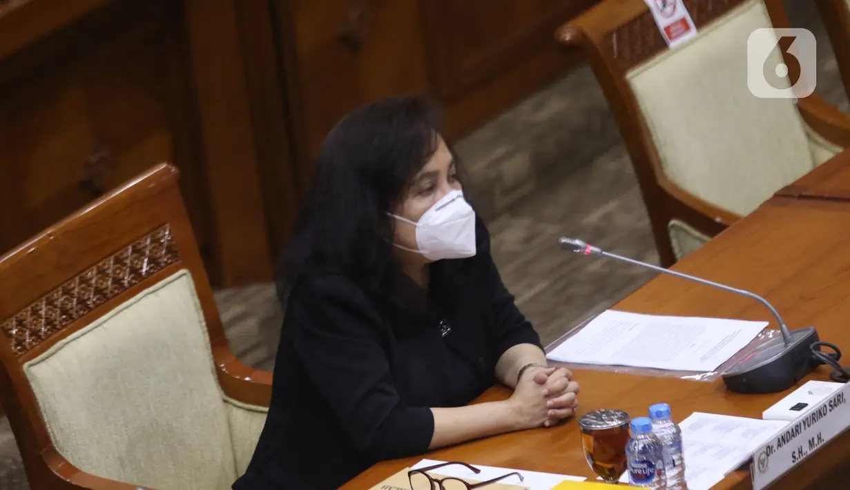 Calon Hakim Agung Ad Hoc Hubungan Industrial Andari Yuriko  menjawab pertanyaan anggota Komisi III DPR RI dalam uji kelayakan di kompleks Parlemen, Jakarta, Rabu (27/1/2021).  Kegiatan fit and proper pun akan dilakukan dua hari. (Liputan6.com/Angga Yuniar)