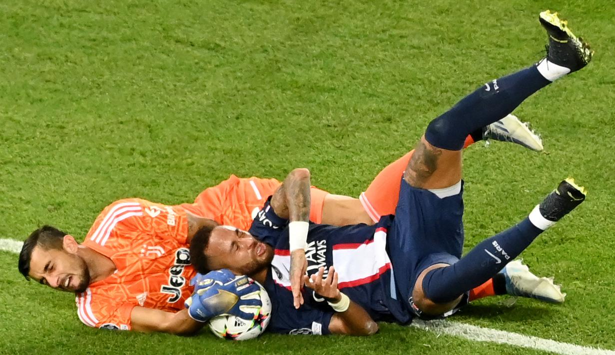 Kiper Juventus, Mattia Perin, berebut bola dengan penyerang PSG, Neymar pada laga Liga Champions di Stadion Parc des Princes, Paris, Rabu (7/9/2022). (AFP/Alain Jocard)