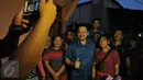 Pengacara Farhat Abbas berfoto bersama warga Kalijodo, Jakarta Utara, Selasa (16/2). Pengacara kontroversial ini datang untuk menyampaikan kepada warga bahwa ia mempunyai solusi untuk persoalan Kalijodo. (Liputan6.com/Gempur M Surya)