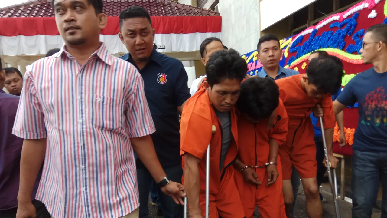 Tiga tersangka pembunuhan sopir taksi online ditangkap polisi di beberapa lokasi di Palembang (Liputan6.com / Nefri Inge)