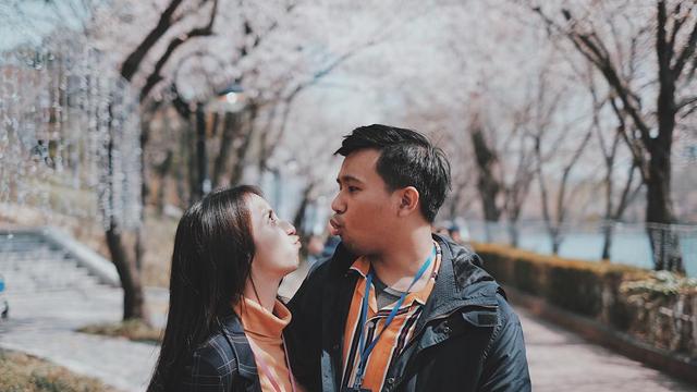 Joshua dan Clairine berlibur ke Seokchon Lake, sambil menikmati bunga sakura.