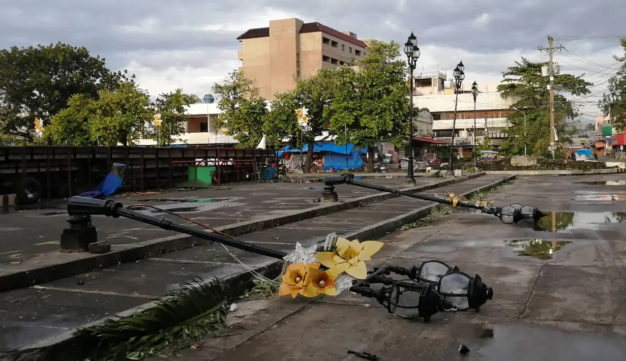 Tiang lampu roboh akibat terjangan topan Phanfone di Ormoc City, Provinsi Leyte, Filipina, Rabu (25/12/2019). Topan membuat jutaan warga di negara yang mayoritas beragama Katolik itu merayakan Natal dengan kesedihan. (RONALD FRANK DEJON/AFP)