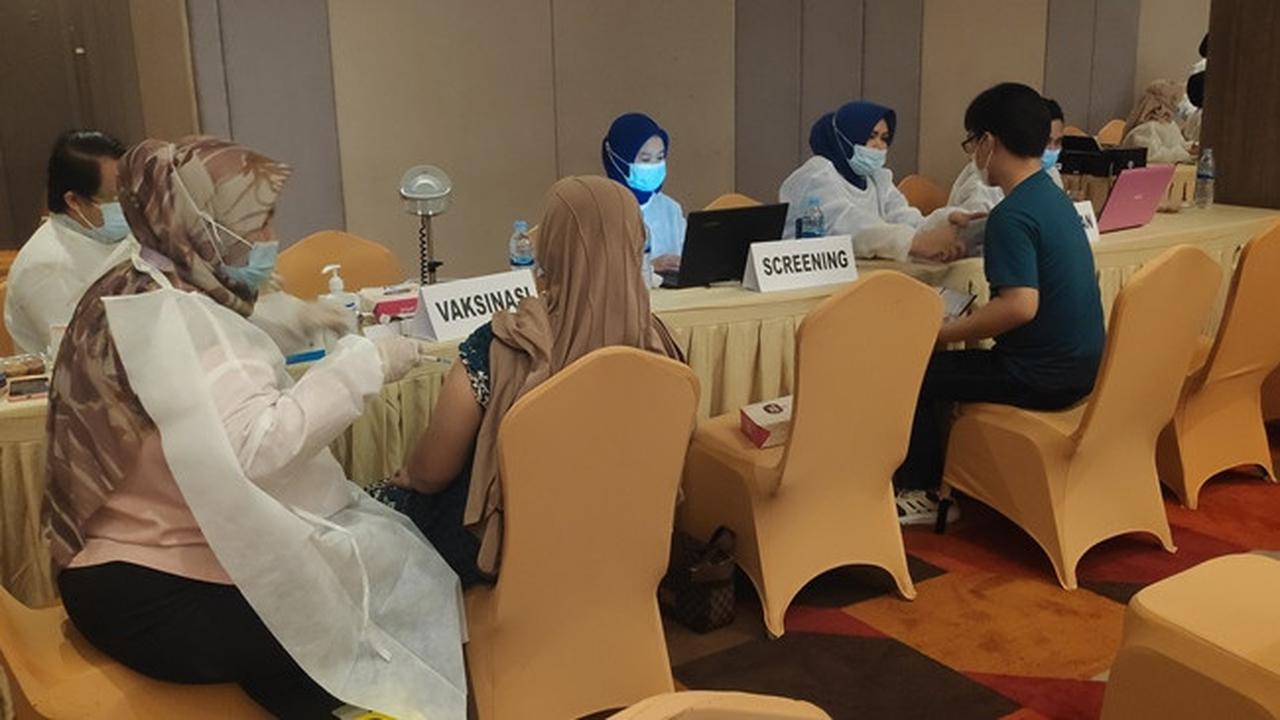 Pemberian vaksin Covid-19 kepada masyarakat di salah satu hotel di Pekanbaru.
