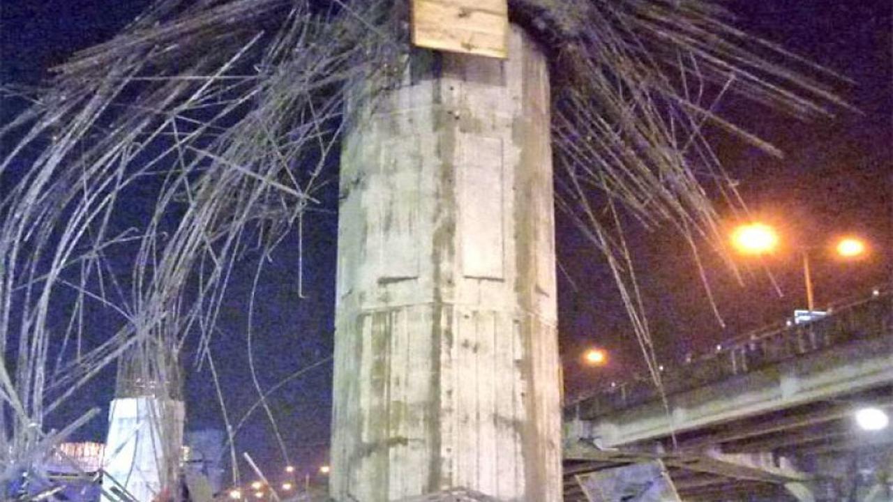 Petugas masih melakukan evakuasi di lokasi amburuknya tiang Tol Becakayu (TMP Polda Metro Jaya)