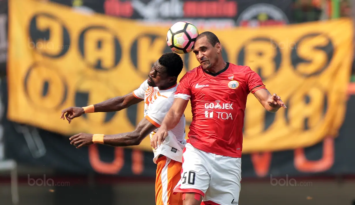 Duel pemain Persija Jakarta, Bruno Lopes (kanan) dan pemain Perseru Serui, Boman Aime pada lanjutan Liga 1 2017 di Stadion Patriot Bekasi, Selasa (19/9/2017). Persija menang 1-0. (Bola.com/Nicklas Hanoatubun)
