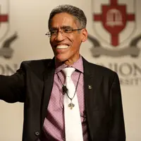 Pemilik suara bariton ini dulu pernah terjerumus alkohol dan obat terlarang. Kehidupannya yang sulit membuatnya terpaksa mengemis di jalanan