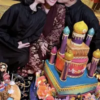 Tak ketinggalan putra semata wayang, BCL pun hadir mengenakan gamis serasi dengan Tiko. BCL pun mendapatkan kue besar dengan motif masjid colorful. [@deyra_supriadi]