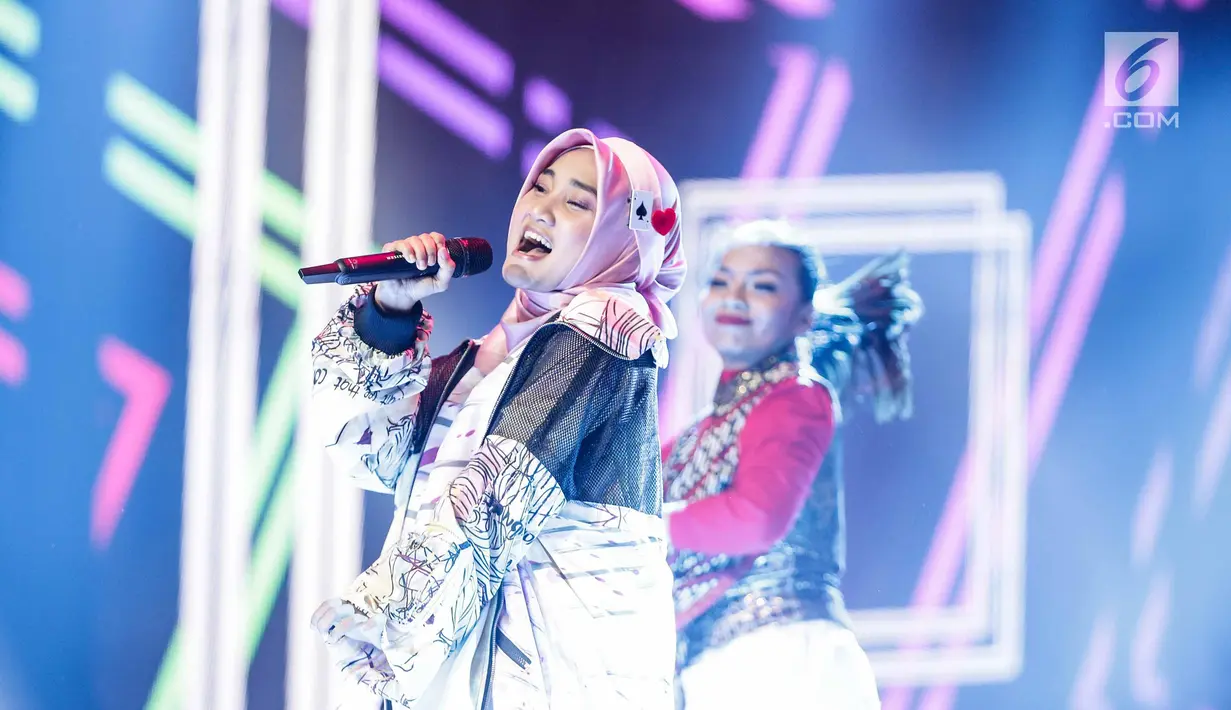 Ekspresi Fatin saat tampil menghibur penonton dalam Konser 100 Hari Menuju Asian Games 2018 di Studio 6 Emtek, Jakarta, Kamis (10/5). (Liputan6.com/Faizal Fanani)