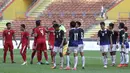 Para pemain timnas Indonesia terlibat pertikaian dengan pemain Kamboja di Stadion Shah Alam, Selangor, Kamis, (24/8/2017). Indonesia menang 2-0 atas Kamboja. (Bola.com/Vitalis Yogi Trisna)