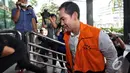 Tubagus Chaeri Wardana atau Wawan enggan menjawab pertanyaan awak media saat mendatangi gedung KPK, Jakarta, Senin (10/11/2014) (Liputan6.com/Miftahul Hayat) 
