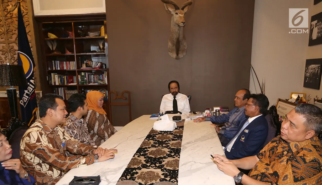 Ketua Umum Partai NasDem, Surya Paloh bersama jajaran pengrus DPP Partai NasDem menerima pasangan Cagub dan Cawagub Terpilih Jawa Timur, Khofifah Indar Parawansa  dan Emil Dardak di Kantor DPP Nasdem, Jakarta, Senin (9/7). (Liputan6.com/Fery Pradolo)