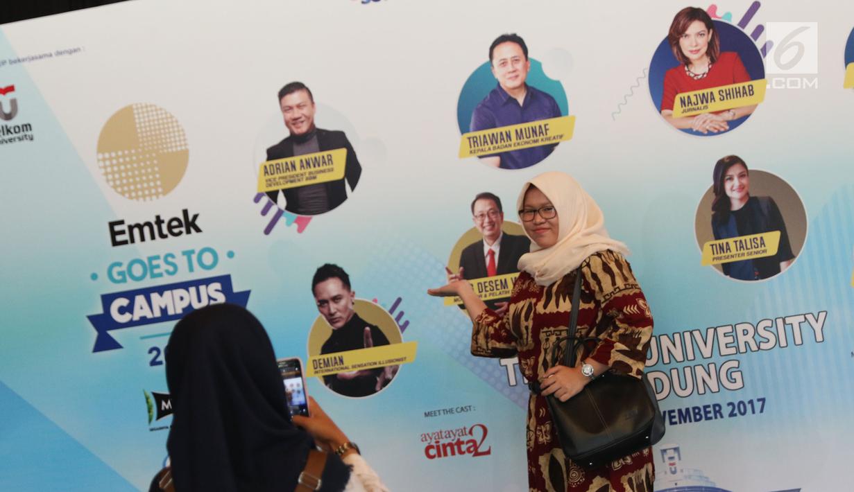 Peserta EGTC berfoto jelang mengikuti gelaran Emtek Goes To Campus 2017 di Telkom University, Bandung, Rabu (29/11). (Liputan6.com/Helmi Fithriansyah)