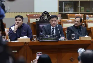 Dalam rapat yang digelar secara terbuka itu, Ketua Komisi III DPR RI, Habiburokhman, menegaskan pihaknya akan mengawal kasus ini. Habiburokhman memastikan Amsal Sitepu akan mendapatkan keadilan. Tampak dalam foto, Ketua Komisi III Dewan Perwakilan Rakyat Republik Indonesia (DPR RI), Habiburokhman (tengah) saat menggelar Rapat Dengar Pendapat Umum (RDPU) terkait kasus videografer Amsal Sitepu yang menjadi terdakwa kasus dugaan korupsi dalam kegiatan pembuatan video profil desa di Ruang Rapat Komisi III DPR RI, Kompleks Parlemen, Senayan, Jakarta, pada Senin (30/3/2026). (Kapanlagi.com/Budy Susanto)