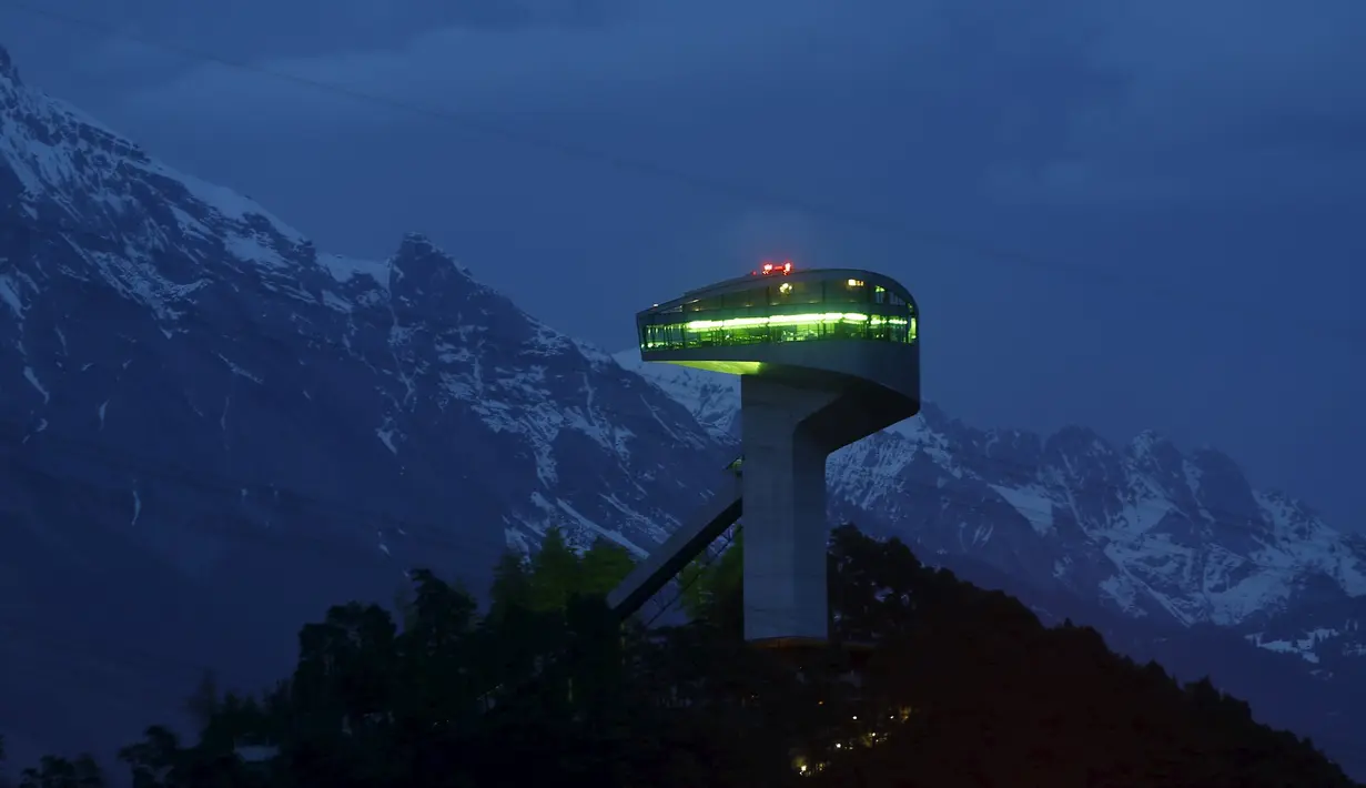 Sebuah bangunan untuk ski jumping hill yang dirancang oleh arsitek Irak - Inggris Zaha Hadid di Innsbruck , Austria 31 Maret 2016. (REUTERS / Dominic Ebenbichler)