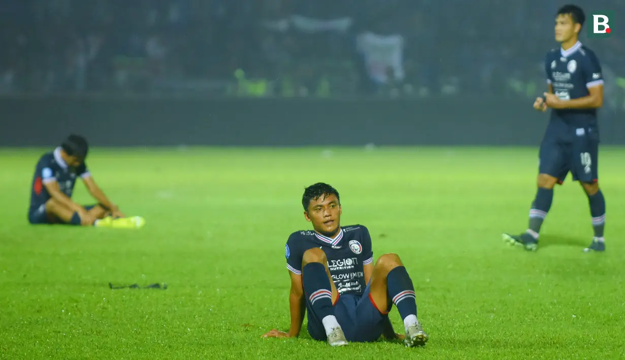 Kericuhan terjadi di dalam lapangan usai tuan rumah Arema dikalahkan Persebaya dengan skor 2-3 di Stadion Kanjuruhan, Malang, Sabtu (1/10/2022) (Bola.com/Iwan Setiawan)