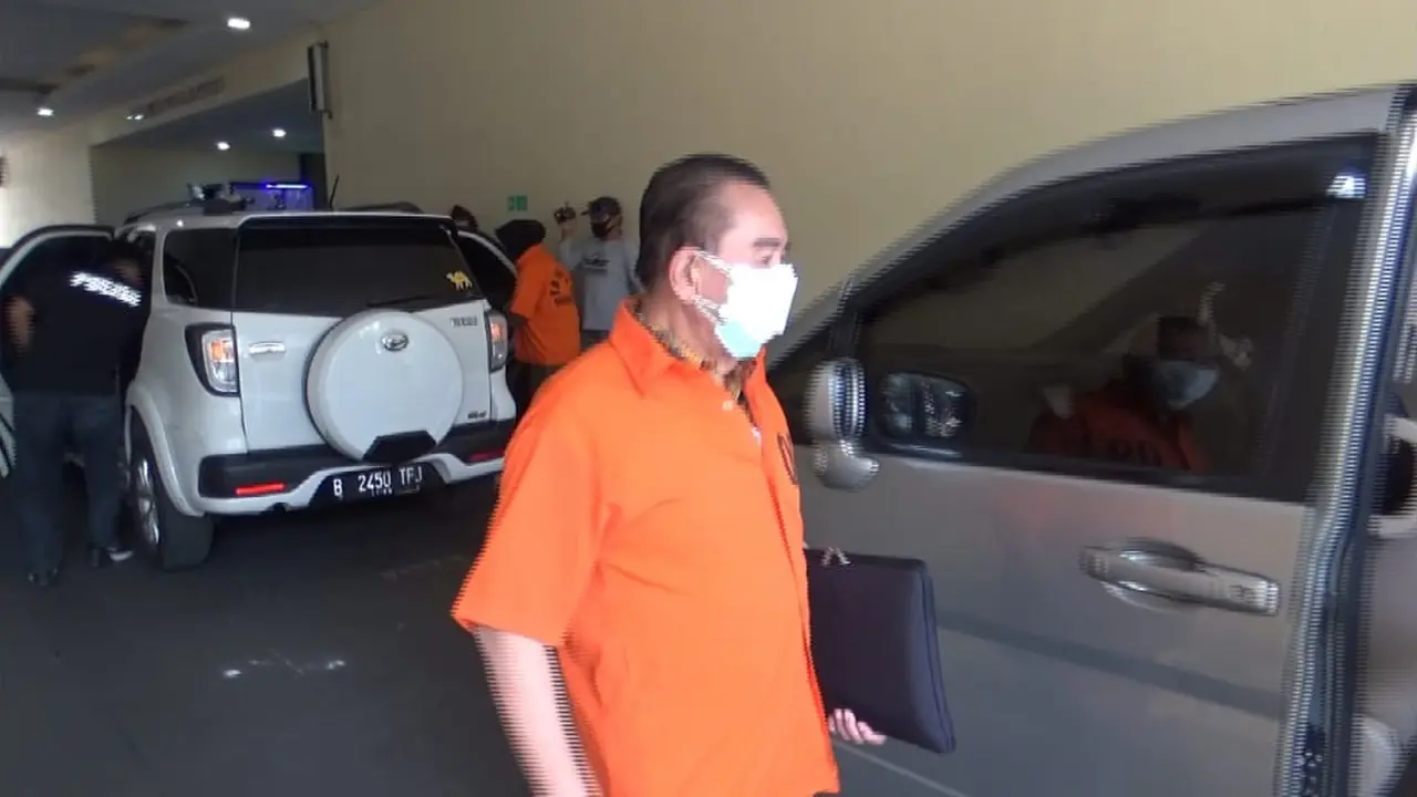 Tersangka kasus surat jalan Djoko Tjandra saat meninggalkan Bareskrim, Senin (28/9/2020). (Istimewa)