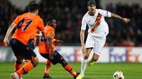 Gelandang AS Roma, Lorenzo Pellegrini, mengontrol bola dibayangi pemain Istanbul Basaksehir, Berkay Ozcan pada laga kelima Grup J Liga Europa 2019-2020 di stadion Fatih Terim, Kamis (28/11/2019). AS Roma menang meyakinkan dengan skor 3-0.  (AP/Lefteris Pitarakis)