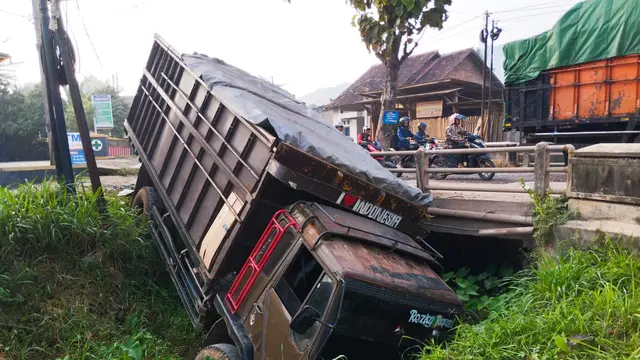 Kendaraan truk fuso BE 9657 BT yang terlibat kecelakaan di Bandar Lampung. Foto : (Istimewa)