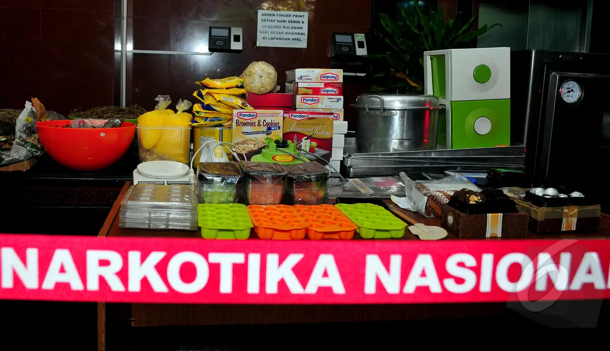 Barang bukti berupa peralatan dan bahan membuat kue berhasil diamankan BNN, Jakarta, Senin (13/4/2015). BNN berhasil menangkap lima orang tersangka di kawasan Blok M. (Liputan6.com/ Yoppy Renato)