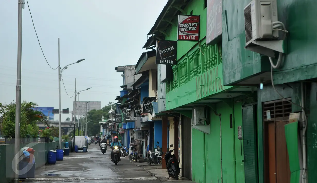 Warga yang melintasi kawasan Kalijodo pada siang hari di Jakarta, Kamis, (11/02).  Ada puluhan Cafe esek - esek dan lebih dari 400 PSK yang bekerja disana. (Liputan6.com/Gempur M Surya)