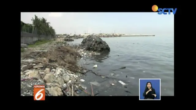 Tepi Pantai Marunda, Cilincing, Jakarta Utara, kembali tercemar sampah rumah tangga.