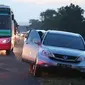 Sejumlah pemudik beristirahat di bahu jalan tol Palikanci, Palimanan, Jabar, Rabu (15/7/2015). Pada puncak arus mudik H-2 Lebaran ribuan kendaraan terjebak macet hingga 38 Km antara jalan tol Cipali hingga tol Palikanci. (Liputan6.com/Herman Zakharia)