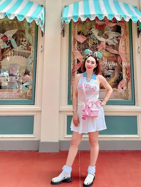 "Nemenin Ade2 Ku @cintarichita & @brigidtaa dari Pagi sampai Malam," tulis Femmy dalam unggahan Rabu (30/08/2023). [Instagram/femmypermatasari]