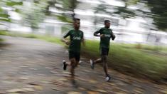 Pemain Timnas Indonesia U-23, Osvaldo Haay dan Marinus Wanewar, berlari saat latihan fisik di Bukit Senayan, Jakarta, Rabu (6/3). Latihan ini merupakan persiapan jelang kualifikasi Piala AFC U-23. (Bola.com/Yoppy Renato)