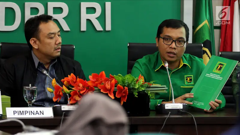 Ketua DPP Partai Persatuan Pembangunan (PPP) Achmad Baidowi (kanan)