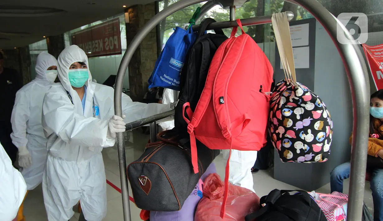 Aktivitas petugas di Rumah Karantina COVID-19 Hotel Yasmin, Curug, Kabupaten Tangerang, Banten, Kamis (17/6/2021). Saat ini, variant of concern (VOC) menyebar di 12 provinsi. (Liputan6.com/Angga Yuniar)
