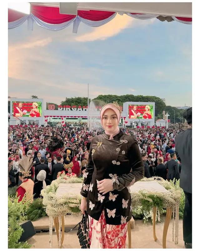 Tampil berhijab dan pakai kebaya di HUT RI ke-80, 6 potret Celine Evangelista yang anggun dan manis